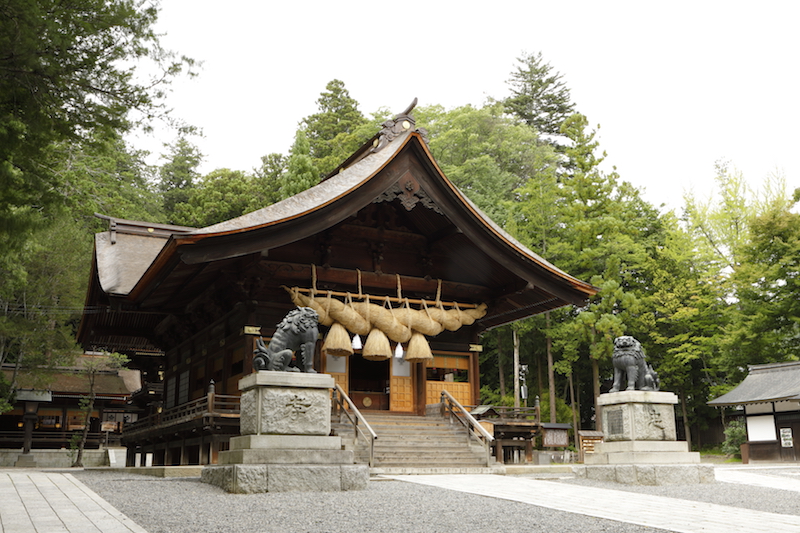 诹访大社,在全国拥有10,000多座神社,是诹访神社的主要神殿.